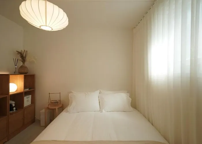 アパート Warm Minimal Wood House Near Hongdae, 3min Subway, Airport Bus 6 Mins ソウル特別市