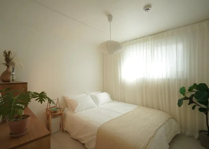 Warm Minimal Wood House Near Hongdae, 3min Subway, Airport Bus 6 Mins アパート