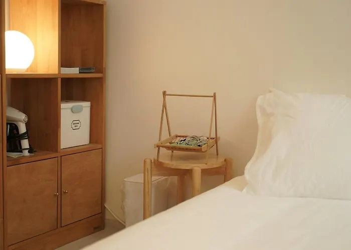 Warm Minimal Wood House Near Hongdae, 3min Subway, Airport Bus 6 Mins アパート