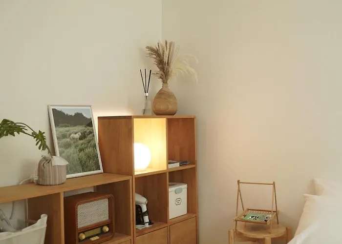 Warm Minimal Wood House Near Hongdae, 3min Subway, Airport Bus 6 Mins アパート *