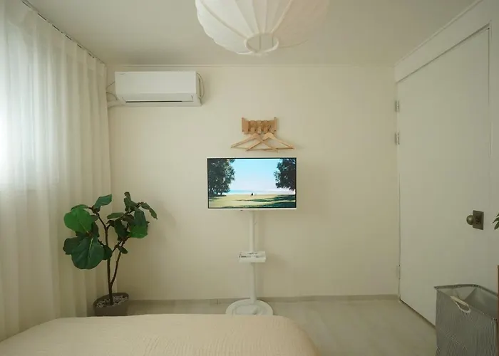 アパート Warm Minimal Wood House Near Hongdae, 3min Subway, Airport Bus 6 Mins *