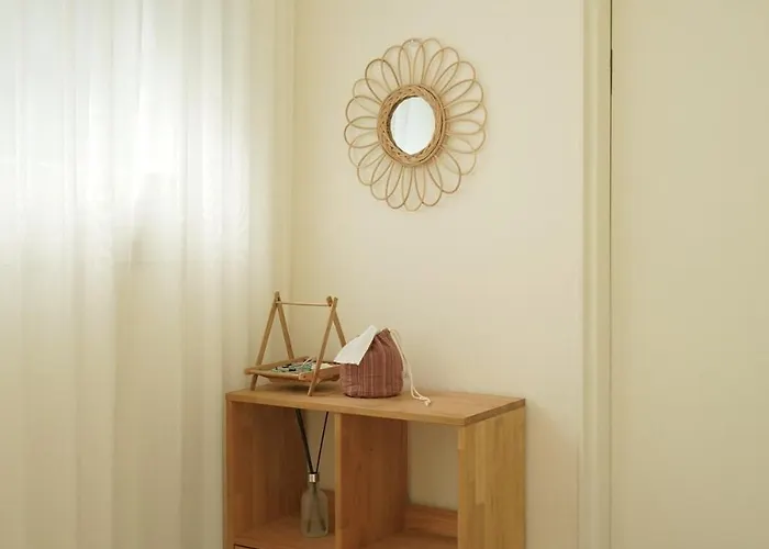 Warm Minimal Wood House Near Hongdae, 3min Subway, Airport Bus 6 Mins アパート