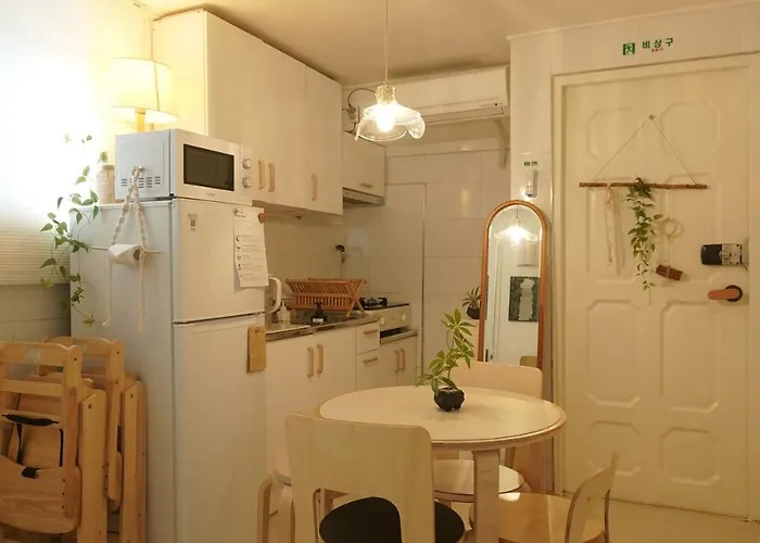 Warm Minimal Wood House Near Hongdae, 3min Subway, Airport Bus 6 Mins ソウル特別市