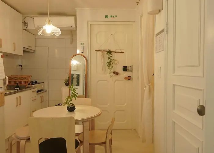 アパート Warm Minimal Wood House Near Hongdae, 3min Subway, Airport Bus 6 Mins *