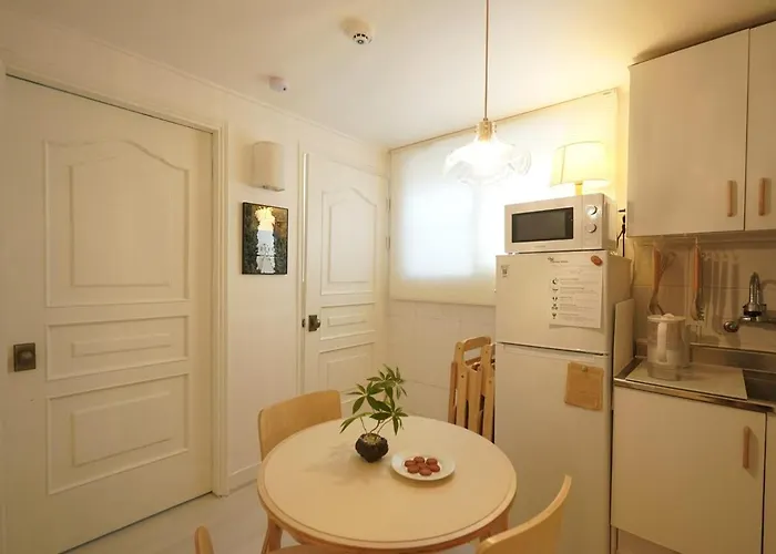 Warm Minimal Wood House Near Hongdae, 3min Subway, Airport Bus 6 Mins アパート ソウル特別市