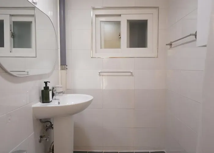 アパート Warm Minimal Wood House Near Hongdae, 3min Subway, Airport Bus 6 Mins