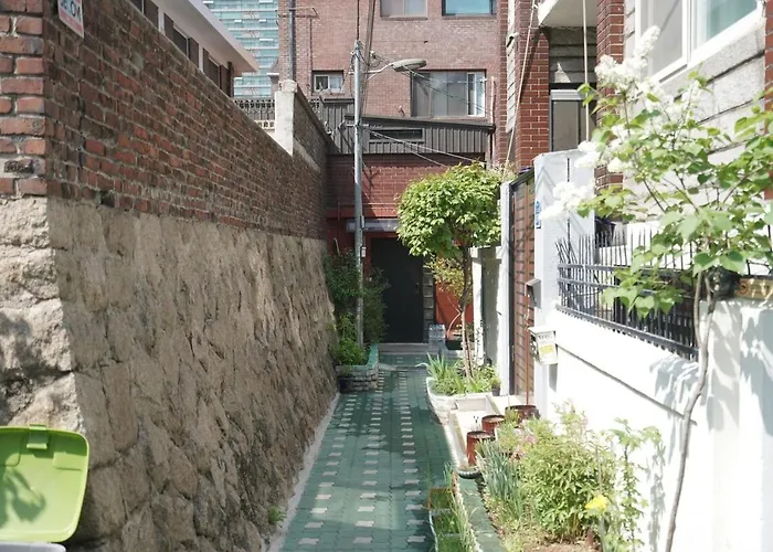 アパート Warm Minimal Wood House Near Hongdae, 3min Subway, Airport Bus 6 Mins